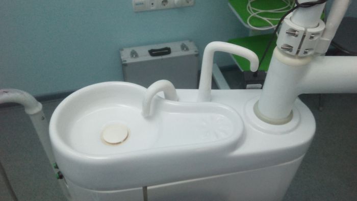 Рабочий стол: два выхода М4, выход под электро мотор, пустер. Блок асистента: слюноотсос, пылесос, пустер Zooble.com.ua