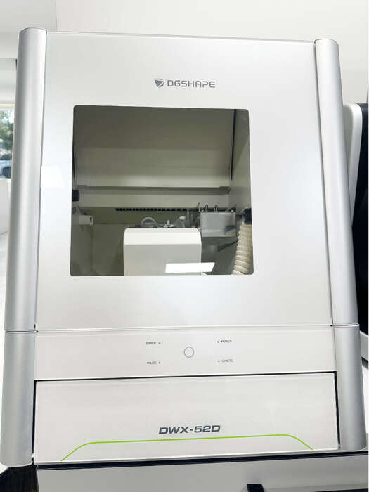 Roland DWX-52D - офіційний фрезерний верстат Купувався новим у Yamamoto. Ідеальний стан, шпиндель після обслуговува Zooble.com.ua