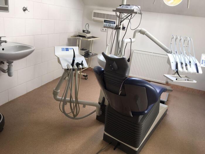 sirona C3+ 2 мотора з підсвіткою.2 пустера з підсвіткою.Ультразвуковий наконечник з підсвіткою. Zooble.com.ua