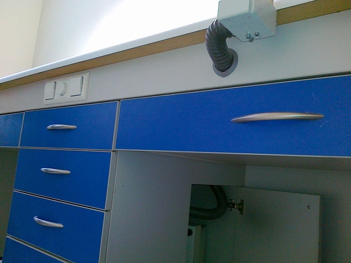 Стол технический на 2 места. Со встроенным пылесосом, розетками, выходами для кабелей. Zooble.com.ua