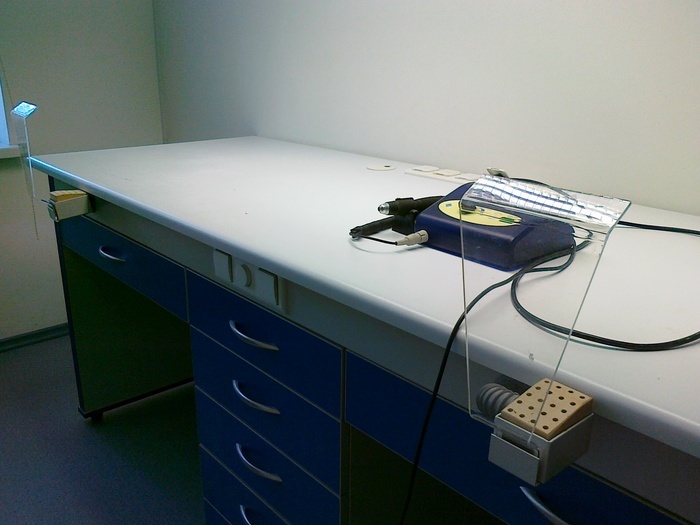 Стол зуботехнический на 2 места. Оборудован встроенным пылесосом, розетками, выходами для кабелей. Zooble.com.ua