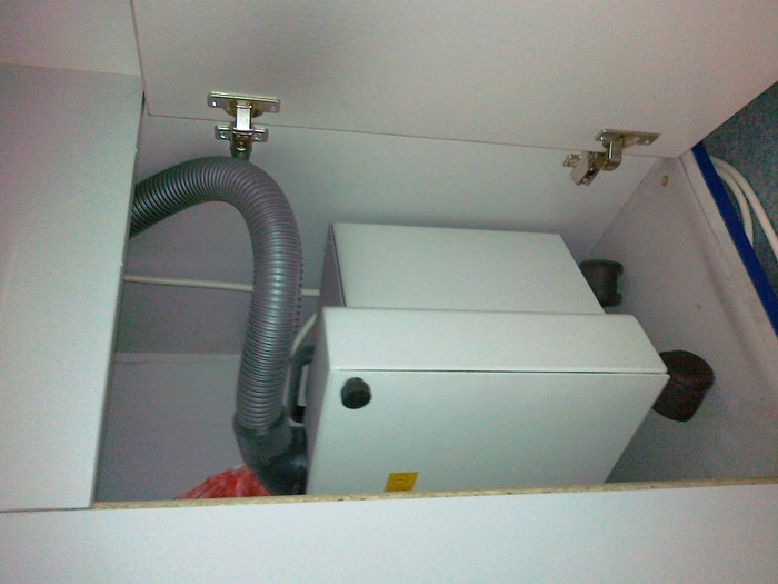 Стол зуботехнический на 2 места. Оборудован встроенным пылесосом, розетками, выходами для кабелей. Zooble.com.ua