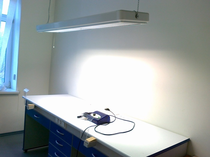 Стол зуботехнический на 2 места. Оборудован встроенным пылесосом, розетками, выходами для кабелей. Zooble.com.ua