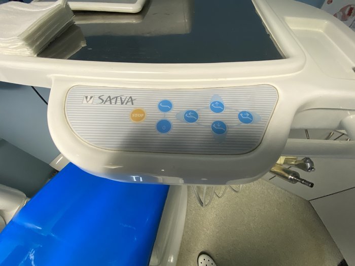 Стоматологическая установка с креслом. 4 выхода, микрометр, вода-воздух, фотополимерная лампа на блоке ассистента. Zooble.com.ua