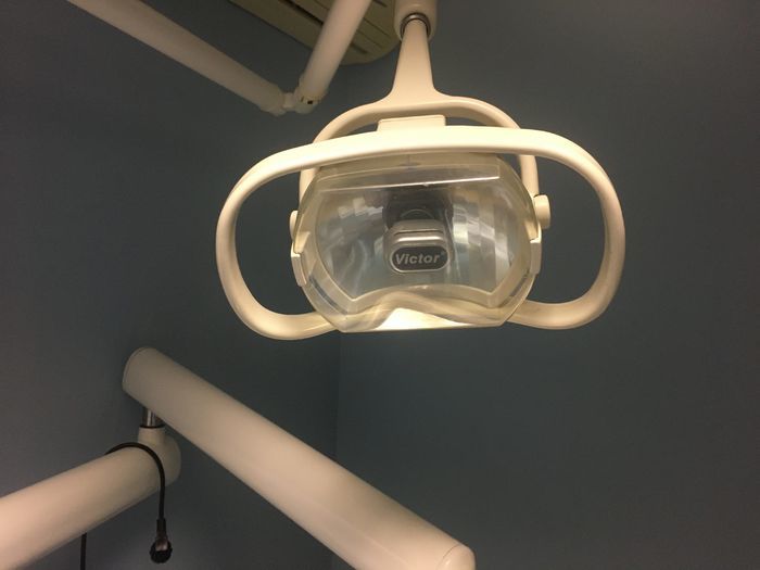 Стоматологическая установка с креслом. 4 выхода, микрометр, вода-воздух, фотополимерная лампа на блоке ассистента. Zooble.com.ua