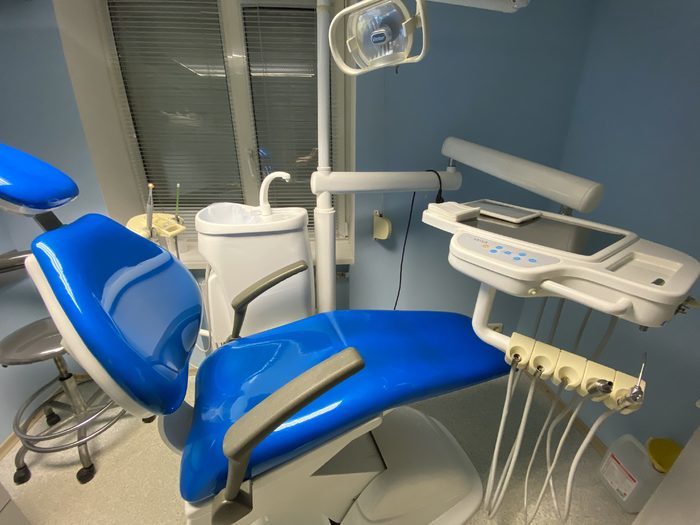 Стоматологическая установка с креслом. 4 выхода, микромотор, вода-воздух, фотополимерная лампа на блоке ассистента. Zooble.com.ua