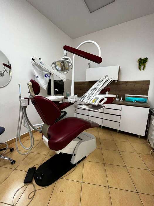 Стоматологічна установка Chirana smile в хорошому стані, все працює, верхня подача на 5 інструментів ,- пустер mini mate Zooble.com.ua