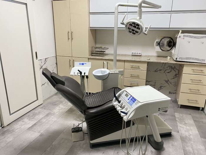 Стоматологічна установка Sirona C4+ Оснащена системою чистої води Блок лікаря: Турбінний вихід 2 мікромотори Скелер Zooble.com.ua