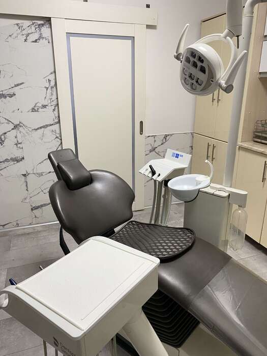 Стоматологічна установка Sirona C4+ Оснащена системою чистої води Блок лікаря: Турбінний вихід 2 мікромотори Скелер Zooble.com.ua