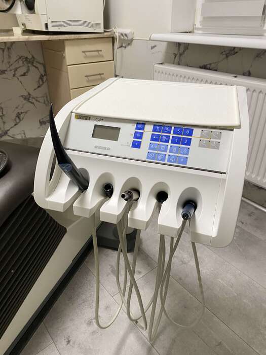 Стоматологічна установка Sirona C4+ Оснащена системою чистої води Блок лікаря: Турбінний вихід 2 мікромотори Скелер Zooble.com.ua