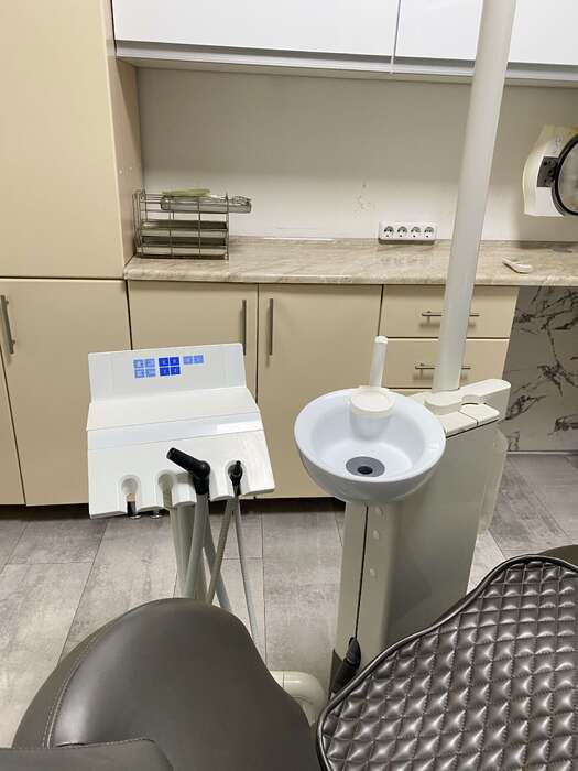 Стоматологічна установка Sirona C4+ Оснащена системою чистої води Блок лікаря: Турбінний вихід 2 мікромотори Скелер Zooble.com.ua