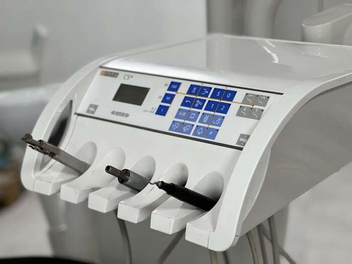 Стоматологічна установка Sirona C5+ Блок лікаря: - 2 мікромотори; - турбінний вивід; - скалер; - пістолет вода/повітря. Zooble.com.ua