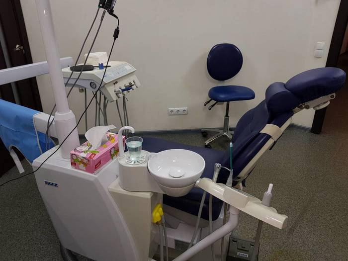 Стоматологічне крісло Siger U200 з нижньою подачою інструментів Zooble.com.ua