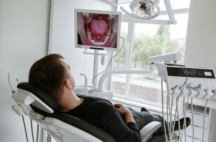 Стоматологічне крісло в оренду позмінно. Кабінет знаходиться в новобудові Zooble.com.ua