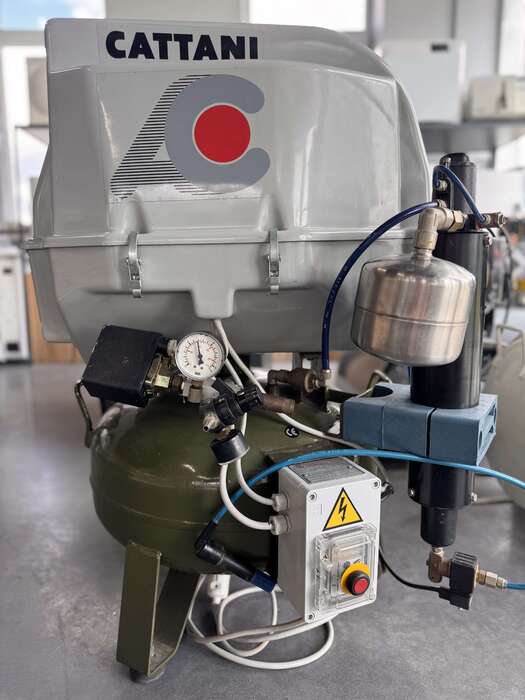 Стоматологічний компресор CATTANI Виробник Італія 2х циліндровий з осушувачем 50л ресівер Ціна 800 Zooble.com.ua