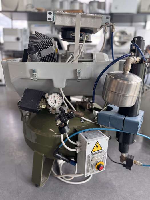 Стоматологічний компресор CATTANI Виробник Італія 2х циліндровий з осушувачем 50л ресівер Ціна 800 Zooble.com.ua