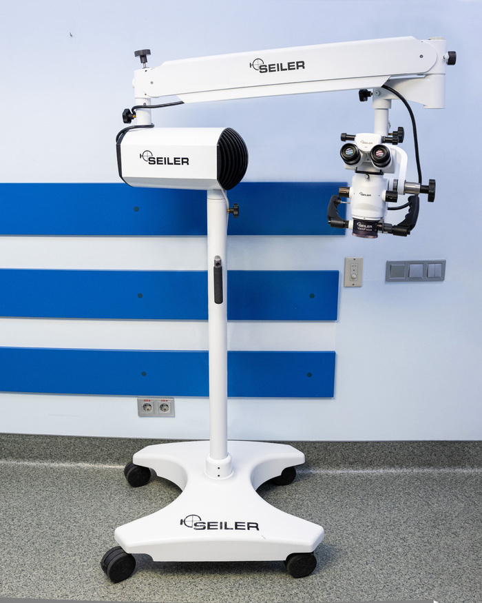 Стоматологічний мікроскоп IQ оснащений апохроматичною оптикою і всім необхідним для нормальної роботи стоматолога. Zooble.com.ua