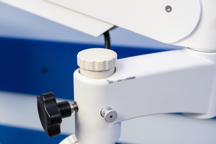 Стоматологічний мікроскоп IQ оснащений апохроматичною оптикою і всім необхідним для нормальної роботи стоматолога. Zooble.com.ua