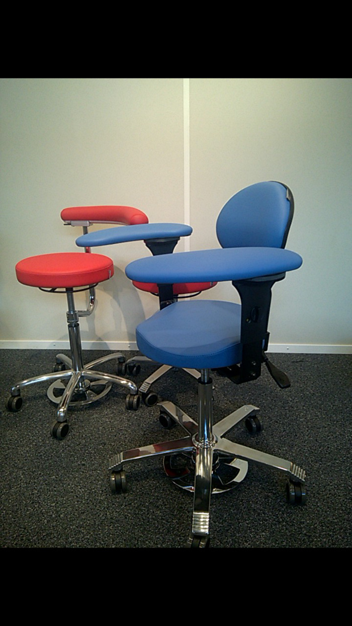 Стул для микроскопа с подлокотниками.новый. Пр-во Голландия.колеса с автоматической блокировкой. Zooble.com.ua