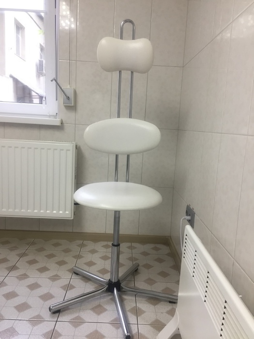 Стул для пациента в рентгенкабинет. Белый,подголовник, система регулировки высоты сидения. 1100 гривен, торг. 0503530740 Zooble.com.ua