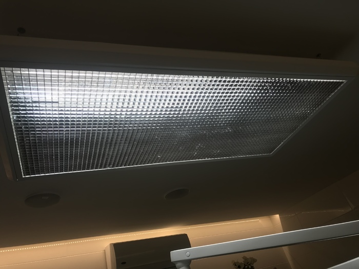 Світильник без тіньовий на 6 ламп Б/В, в гарному стані. Zooble.com.ua