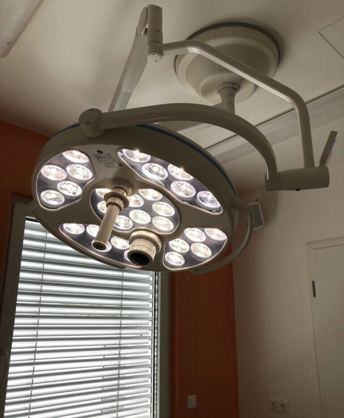 Світильник операційний Dr Mach з відеокамерою Zooble.com.ua