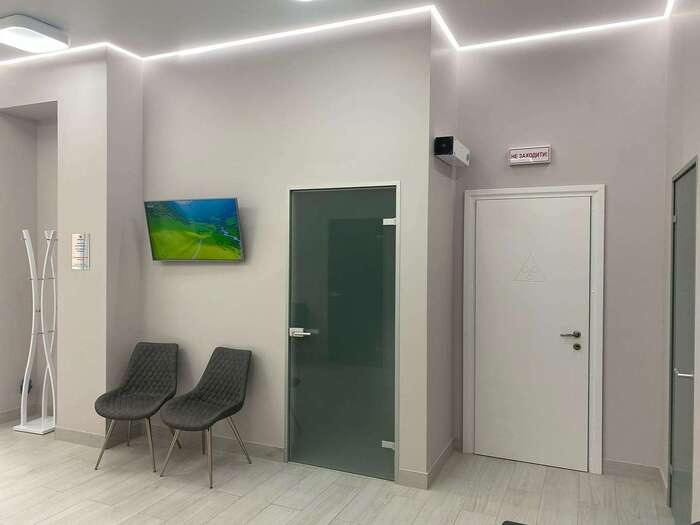 Укомплектований стоматологічний кабінет в сучасній клініці.Є генератор. Місцезнаходження: вул.Ак.Сахарова. Zooble.com.ua