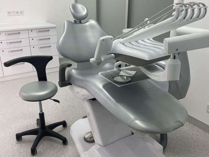 Укомплектований стоматологічний кабінет в сучасній клініці.Є генератор. Місцезнаходження: вул.Ак.Сахарова. Zooble.com.ua