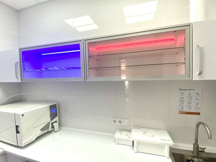 Укомплектований стоматологічний кабінет в сучасній клініці.Є генератор. Місцезнаходження: вул.Ак.Сахарова. Zooble.com.ua