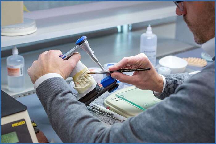 В зуботехнічну лабораторію `VILNA` в м. Вінниця потрібен зубний технік з досвідом роботи. Zooble.com.ua