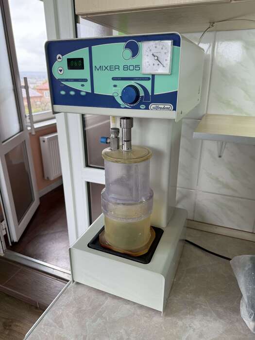 Вакумний змішувач silfradent В хорошому стані з вбудованим вібростоликом і додатковою колбою для дублювання Zooble.com.ua