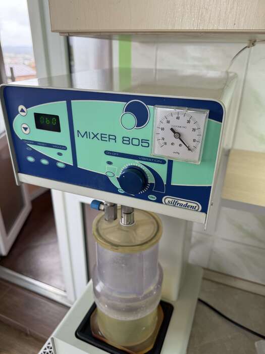 Вакумний змішувач silfradent В хорошому стані з вбудованим вібростоликом і додатковою колбою для дублювання Zooble.com.ua