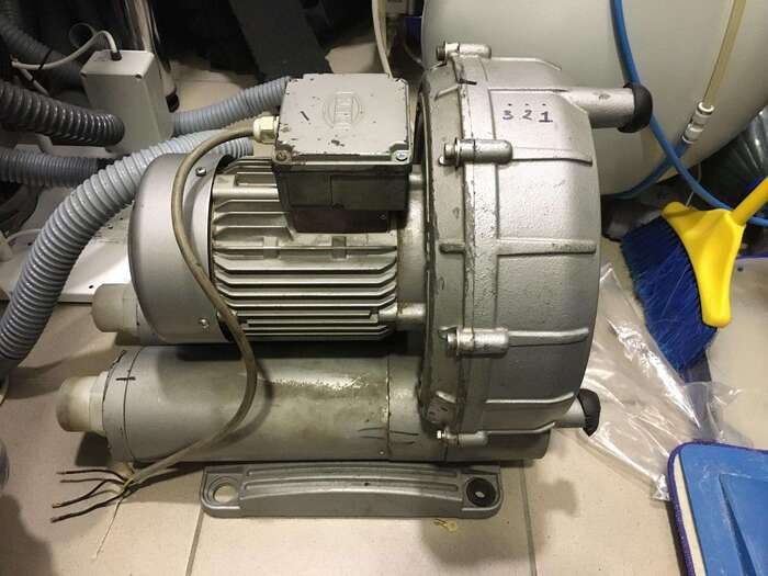 Вакуумная помпа сухая, сухая аспирация, 2-3 установки, трехфазная, 380 Вт, Becker, Германия Zooble.com.ua