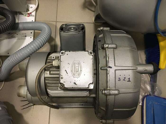 Вакуумная помпа сухая, сухая аспирация, 2-3 установки, трехфазная, 380 Вт, Becker, Германия Zooble.com.ua