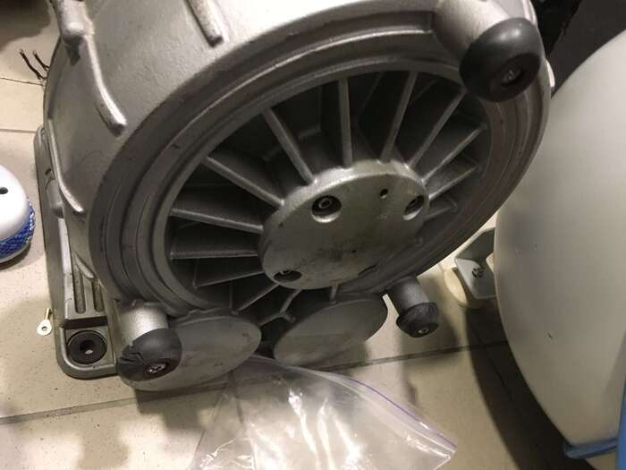 Вакуумная помпа сухая, сухая аспирация, 2-3 установки, трехфазная, 380 Вт, Becker, Германия Zooble.com.ua