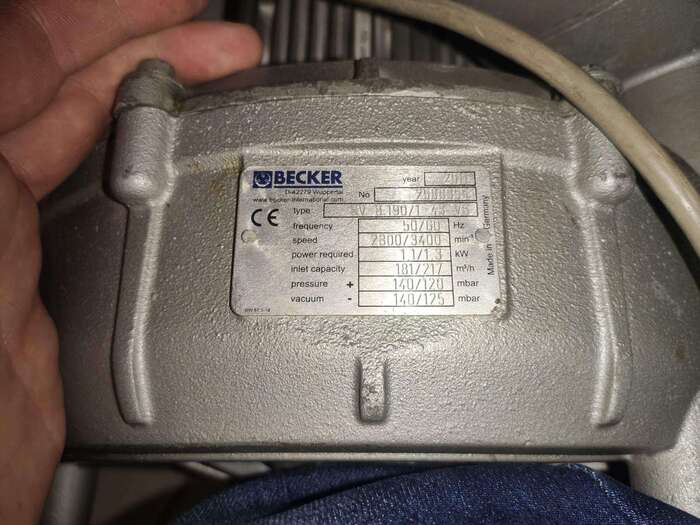 Вакуумная помпа сухая, сухая аспирация, 2-3 установки, трехфазная, 380 Вт, Becker, Германия Zooble.com.ua