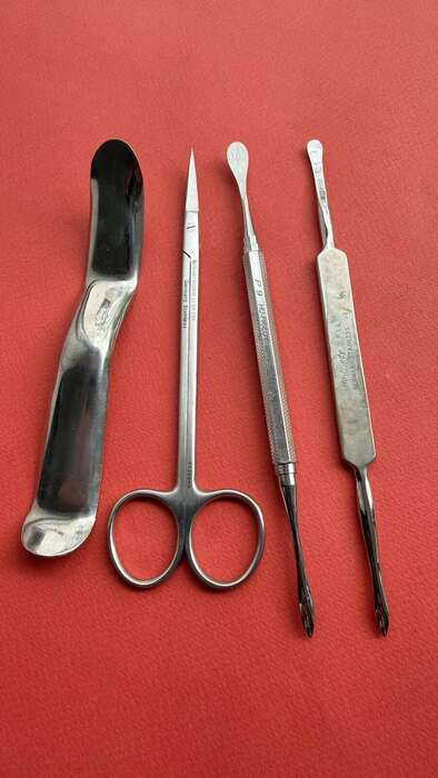 Вживаний хірургічний комплект інструментів! Ретрактор мінісота,ножиці де Неві та 2 распатори ! За все 55$! Зі штатів! Zooble.com.ua