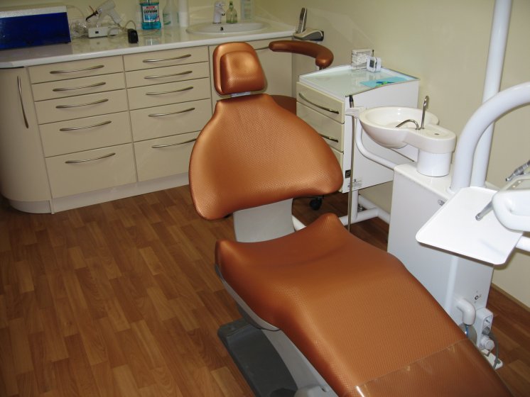 Замена обивки (перетяжка) на стоматологических креслах и стульях Zooble.com.ua